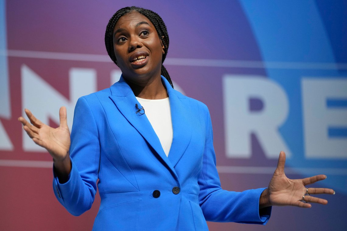 Kemi Badenoch er leder for De konservative. Hun ønsker at britene skal melde seg ut av Den europeiske menneskerettskonvensjonen (EMK).Foto: Kin Cheung / AP / NTB Kemi Badenoch er leder for De konservative. Hun ønsker at britene skal melde seg ut av Den europeiske menneskerettskonvensjonen (EMK).Foto: Kin Cheung / AP / NTB