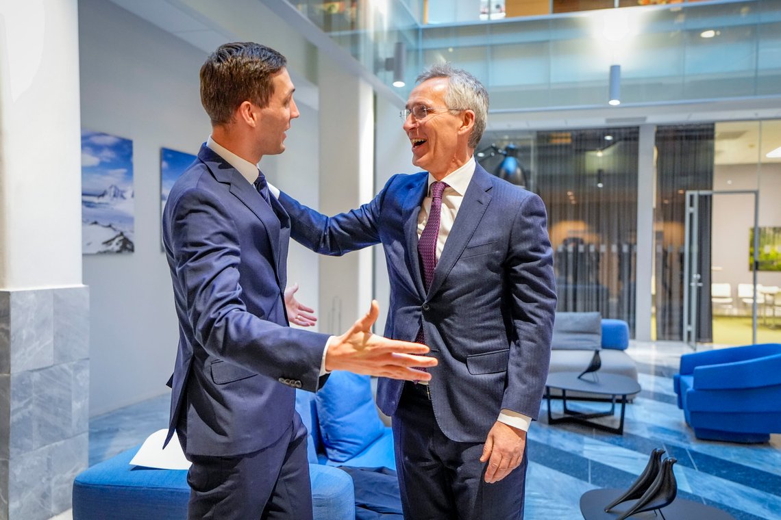 Oslo 20250206.
Finansminister Jens Stoltenberg (Ap) og miljø-og klimaminister Andreas Bjelland Eriksen etter overrekkelsen av rapporten fra Finanspolitikkutvalget i Marmorhallen i Oslo. Stoltenberg har første uke som finansminister.
Foto: Lise Åserud / NTB Oslo 20250206.
Finansminister Jens Stoltenberg (Ap) og miljø-og klimaminister Andreas Bjelland Eriksen etter overrekkelsen av rapporten fra Finanspolitikkutvalget i Marmorhallen i Oslo. Stoltenberg har første uke som finansminister.
Foto: Lise Åserud / NTB