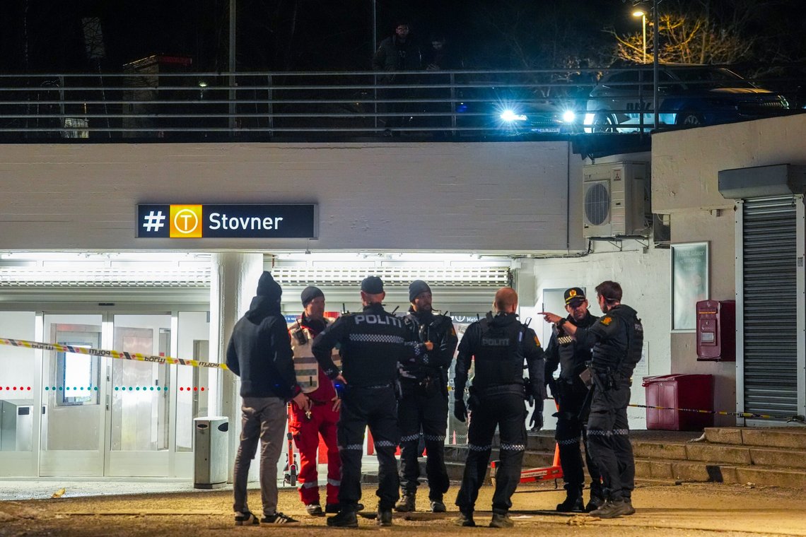 Oslo 20250317.
Nødetatene er på Stovner T-banestasjon etter melding om at en person er skutt, skal være alvorlig skadd og er kjørt til sykehus.
Foto: Terje Pedersen / NTB Oslo 20250317.
Nødetatene er på Stovner T-banestasjon etter melding om at en person er skutt, skal være alvorlig skadd og er kjørt til sykehus.
Foto: Terje Pedersen / NTB