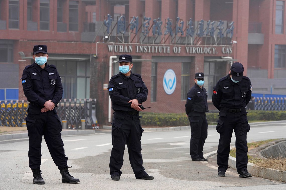 Sikkerhetspersonell samles nær inngangen til Wuhan Institute of Virology under et besøk av Verdens helseorganisasjons team i Wuhan i Hubei-provinsen i Kina 3. februar 2021. Foto: Ng Han Guan, AP-NTB. Sikkerhetspersonell samles nær inngangen til Wuhan Institute of Virology under et besøk av Verdens helseorganisasjons team i Wuhan i Hubei-provinsen i Kina 3. februar 2021. Foto: Ng Han Guan, AP-NTB.