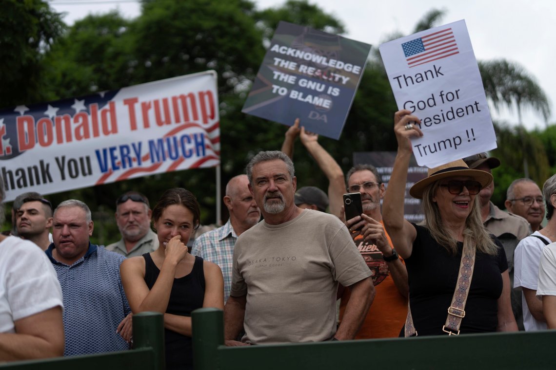 Donald Trump skaffer seg tilhengere på de merkeligste steder. Her er det Hvite sørafrikanere (boere) som takker Trump foran den amerikanske ambassaden i Pretoria, Sør-Afrika. Foto: AP /Jerome Delay/ NTB Donald Trump skaffer seg tilhengere på de merkeligste steder. Her er det Hvite sørafrikanere (boere) som takker Trump foran den amerikanske ambassaden i Pretoria, Sør-Afrika. Foto: AP /Jerome Delay/ NTB