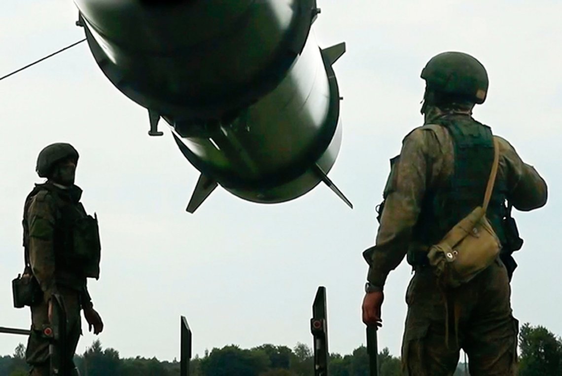 På dette bildet, som er hentet fra en video utgitt av det russiske forsvarsdepartementets pressetjeneste onsdag 12. juni 2024, laster russiske soldater en Iskander-M kortdistanserakett på en avfyringsposisjon som en del av en russisk militærøvelse som skal trene troppene i å bruke taktiske kjernefysiske våpen. Foto: Det russiske forsvarsdepartementets pressetjeneste via AP/NTB På dette bildet, som er hentet fra en video utgitt av det russiske forsvarsdepartementets pressetjeneste onsdag 12. juni 2024, laster russiske soldater en Iskander-M kortdistanserakett på en avfyringsposisjon som en del av en russisk militærøvelse som skal trene troppene i å bruke taktiske kjernefysiske våpen. Foto: Det russiske forsvarsdepartementets pressetjeneste via AP/NTB