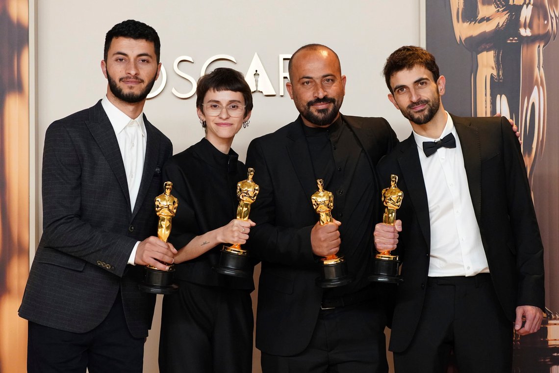 Basel Adra, fra venstre, Rachel Szor, Hamdan Ballal og Yuval Abraham, vinnerne av prisen for beste dokumentarfilm for "No Other Land", poserer i presserommet på Oscar-utdelingen søndag 2. mars 2025 på Dolby Theatre i Los Angeles. (Foto av Jordan Strauss/Invision/AP) Basel Adra, fra venstre, Rachel Szor, Hamdan Ballal og Yuval Abraham, vinnerne av prisen for beste dokumentarfilm for "No Other Land", poserer i presserommet på Oscar-utdelingen søndag 2. mars 2025 på Dolby Theatre i Los Angeles. (Foto av Jordan Strauss/Invision/AP)