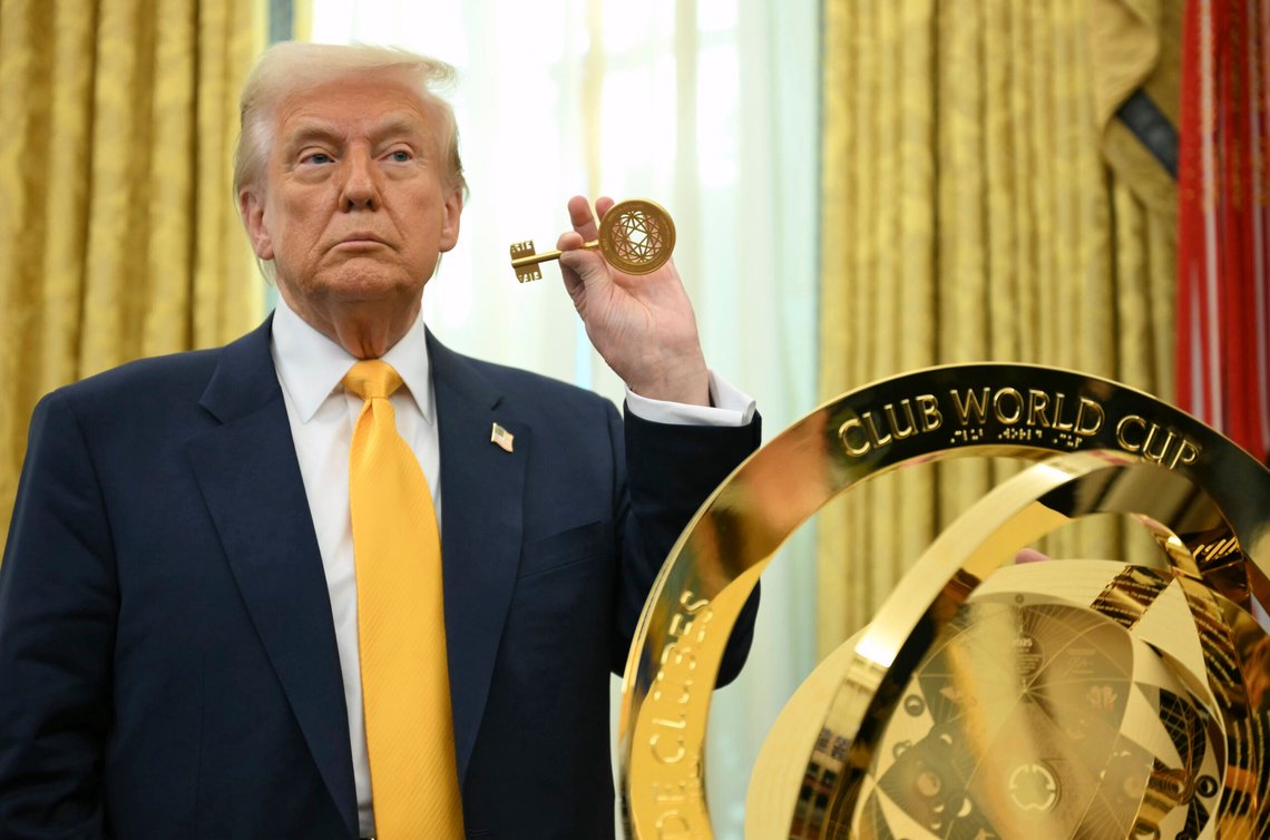 President Donald Trump holder nøkkelen for å låse opp det nye FIFA Club World Cup-trofeet, presentert av FIFA-president Gianni Infantino, i Det ovale kontor i Det hvite hus i Washington, fredag 7. mars 2025. Foto: Pool via AP/ NTB President Donald Trump holder nøkkelen for å låse opp det nye FIFA Club World Cup-trofeet, presentert av FIFA-president Gianni Infantino, i Det ovale kontor i Det hvite hus i Washington, fredag 7. mars 2025. Foto: Pool via AP/ NTB