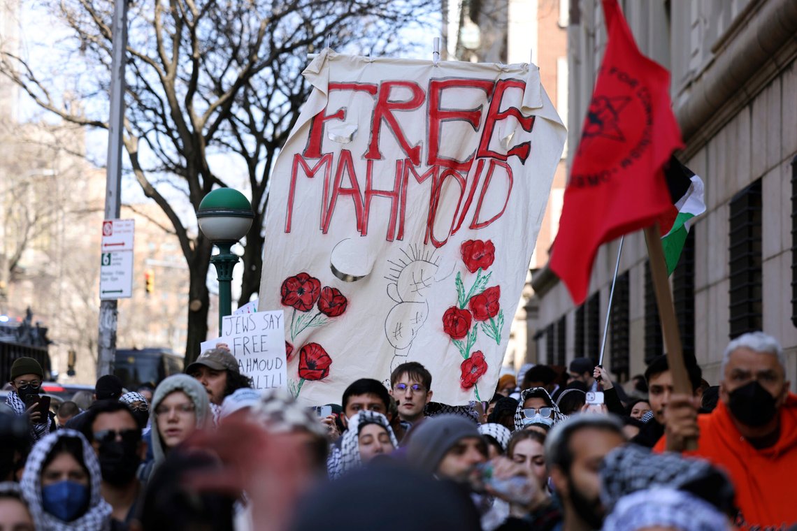 Demonstrasjon til støtte for den fengslede Hamas-tilhengeren Mahmoud Khalil utenfor Columbia University i New York fredag 14. mars 2025. Foto: AP /Jason DeCrow/ NTB Demonstrasjon til støtte for den fengslede Hamas-tilhengeren Mahmoud Khalil utenfor Columbia University i New York fredag 14. mars 2025. Foto: AP /Jason DeCrow/ NTB