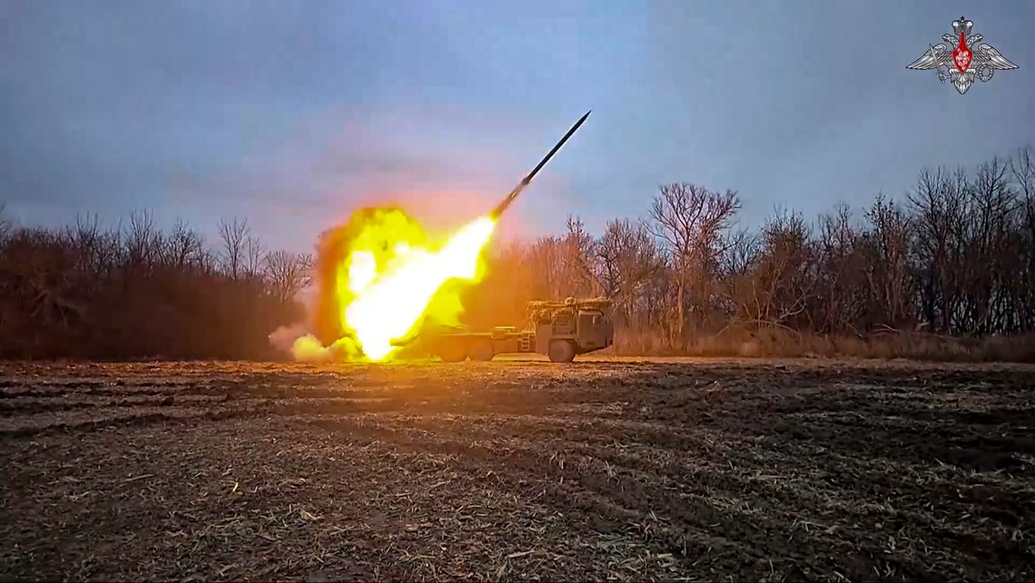 En rakett skytes ut av russiske styrker, angivelig et sted i Kursk. Ukrainske styrker er i ferd med å bli omringet, og Trump forsøker å presse fram fred. Foto: AP / NTB En rakett skytes ut av russiske styrker, angivelig et sted i Kursk. Ukrainske styrker er i ferd med å bli omringet, og Trump forsøker å presse fram fred. Foto: AP / NTB