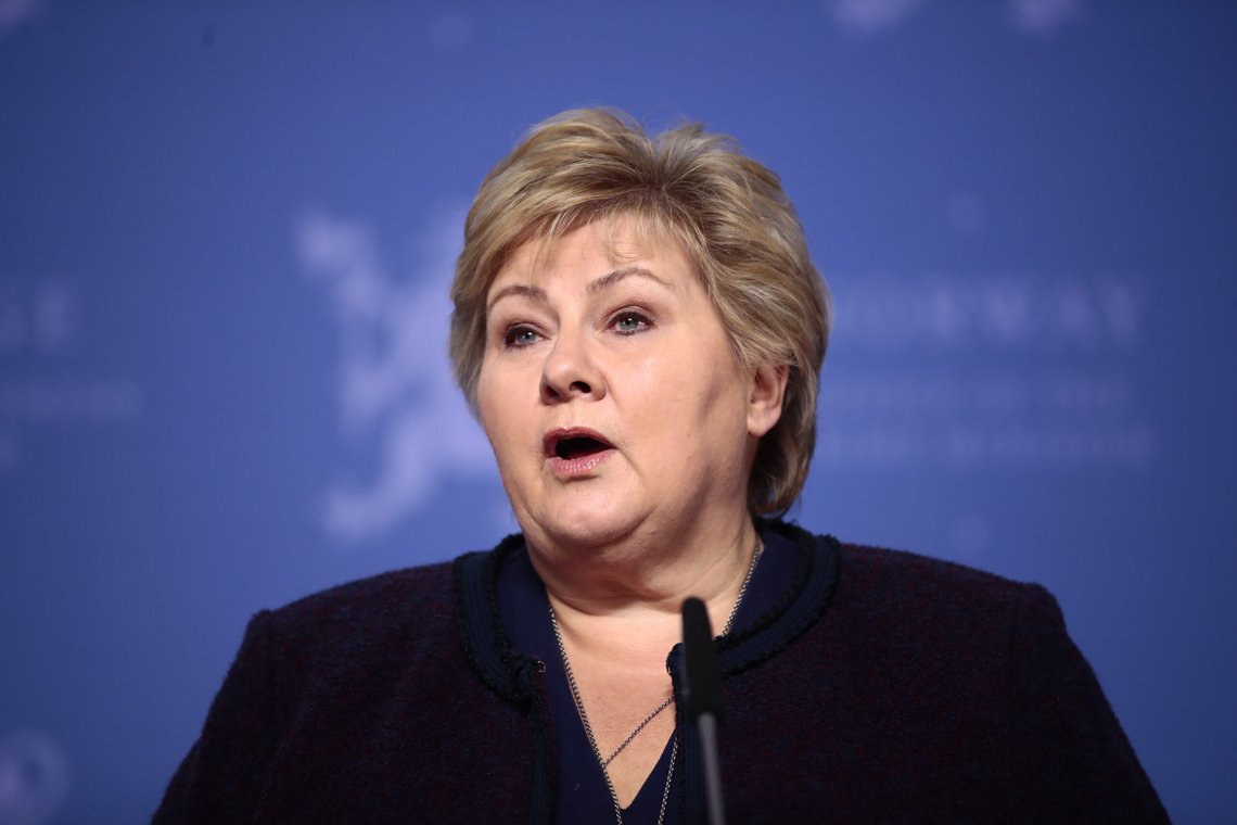 12. mars 2020. Statsminister Erna Solberg (H) og helseminister Bent Høie (H) orienterer om nye tiltak for å bekjempe koronaviruset. Helsedirektør Bjørn Guldvog og direktør i Folkehelseinstituttet Camilla Stoltenberg er også til stede. Foto: Lise Åserud / NTB 12. mars 2020. Statsminister Erna Solberg (H) og helseminister Bent Høie (H) orienterer om nye tiltak for å bekjempe koronaviruset. Helsedirektør Bjørn Guldvog og direktør i Folkehelseinstituttet Camilla Stoltenberg er også til stede. Foto: Lise Åserud / NTB