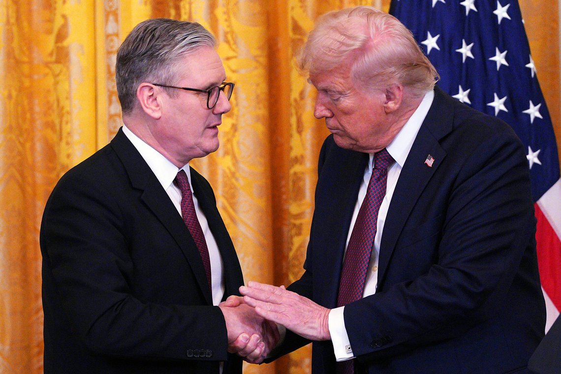 Storbritannia vurderer ifølge rykter å redusere eller kutte i skattleggingen av store teknologiselskaper for å unngå amerikanske tollsatser. Søndag kveld snakket statsminister Keir Starmer med president Donald Trump. Dette bildet er fra Starmers besøk i Washington i februar. Foto: AP / NTB Storbritannia vurderer ifølge rykter å redusere eller kutte i skattleggingen av store teknologiselskaper for å unngå amerikanske tollsatser. Søndag kveld snakket statsminister Keir Starmer med president Donald Trump. Dette bildet er fra Starmers besøk i Washington i februar. Foto: AP / NTB