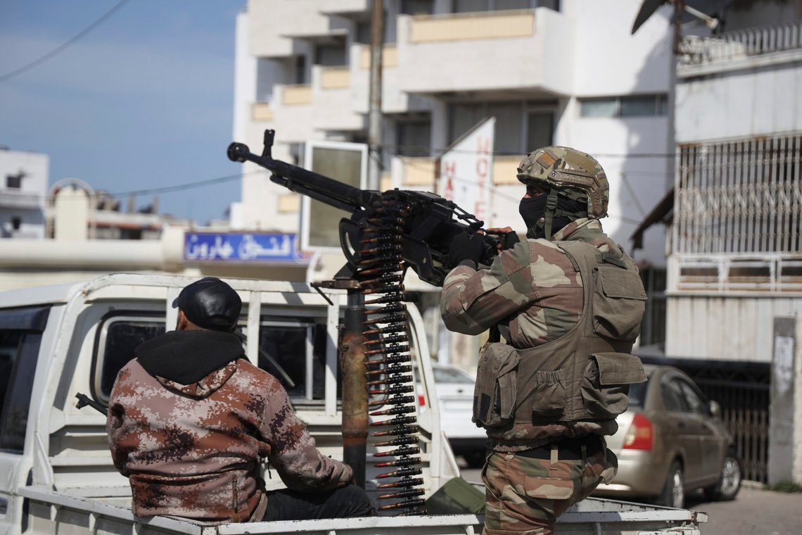 Bildet viser forsterkninger fredag i utkanten av Latakia by, som ifølge statlige medier er sendt til området for å slå ned på «restene av Assads militser og de som støtter dem». Foto: Omar Albam. / AP / NTB Bildet viser forsterkninger fredag i utkanten av Latakia by, som ifølge statlige medier er sendt til området for å slå ned på «restene av Assads militser og de som støtter dem». Foto: Omar Albam. / AP / NTB
