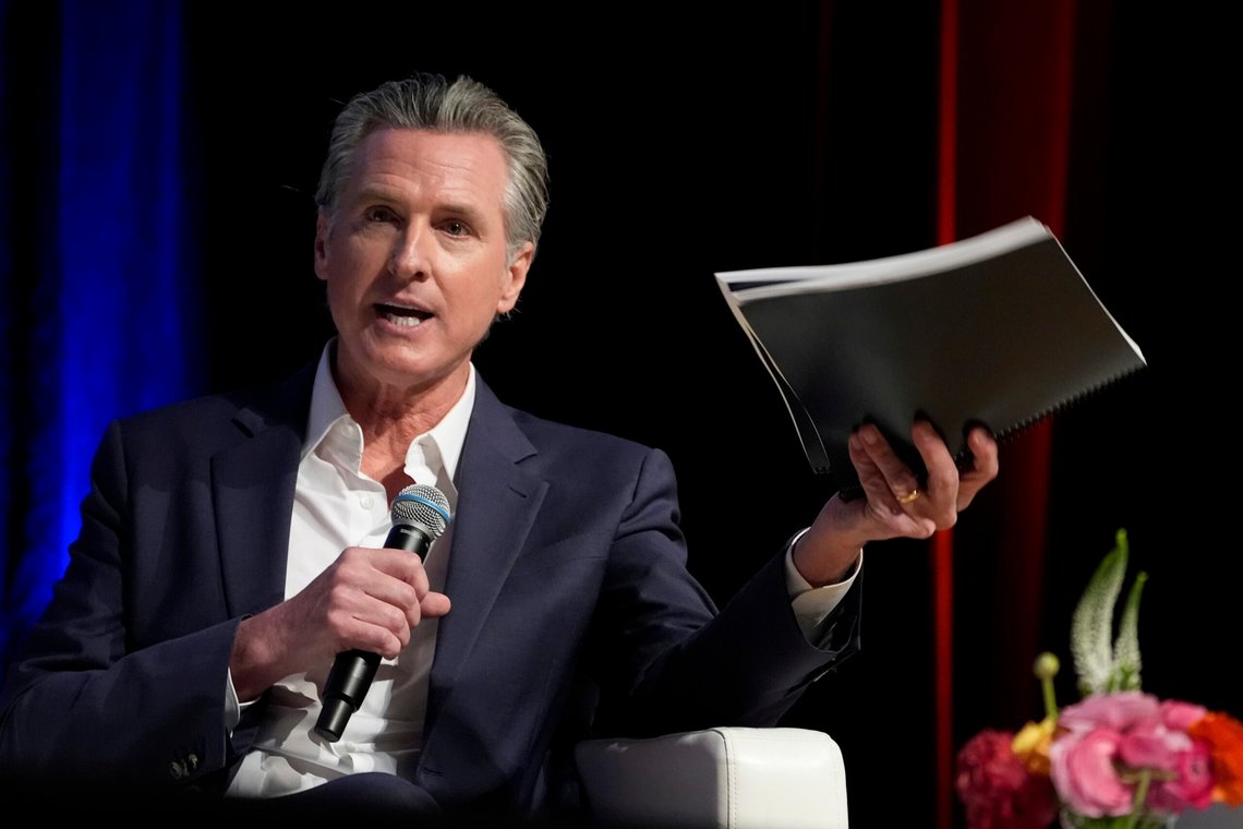 Gary Newsom drømmer om å bli USAs president, men virker å ignorere skogbranner og barnearbeid i staten han styrer, California. Foto: AP /Damian Dovarganes/ NTB Gary Newsom drømmer om å bli USAs president, men virker å ignorere skogbranner og barnearbeid i staten han styrer, California. Foto: AP /Damian Dovarganes/ NTB