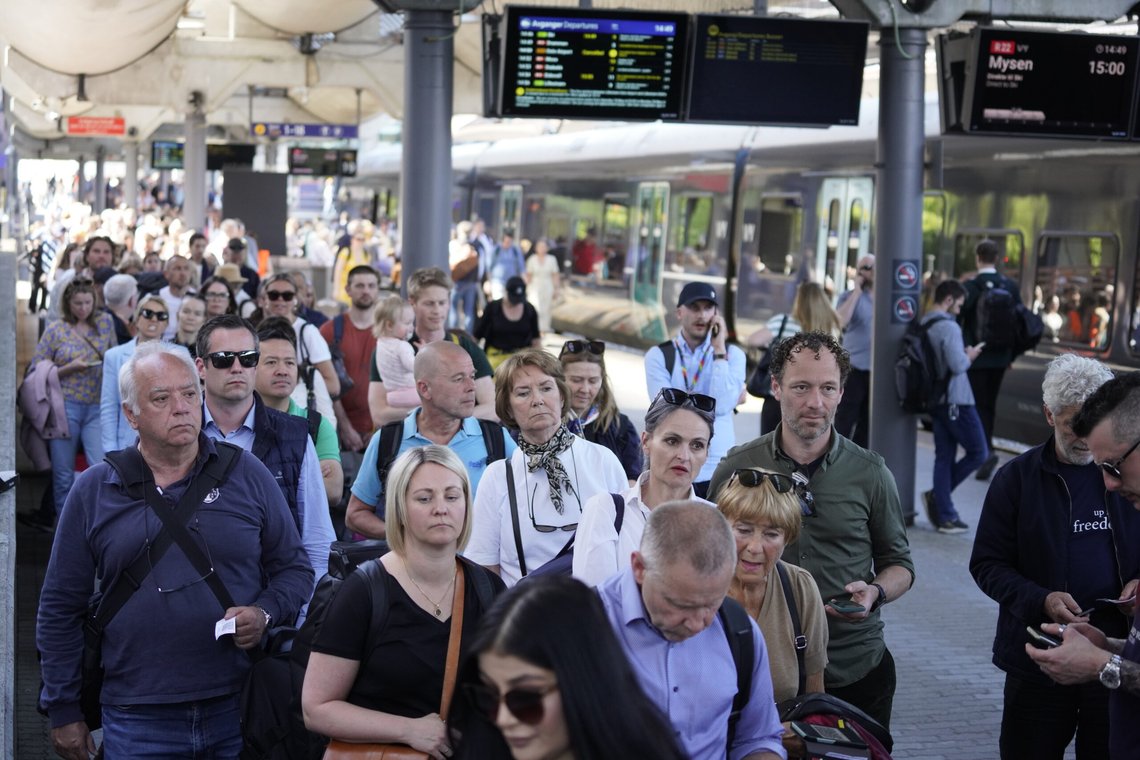 Oslo 20240515.
Det er lange køer på Oslo S for buss for tog etter at Gardermobanen og Hovedbanen er stengt for all togtrafikk mellom Lillestrøm og Lindeberg på grunn av flere gressbranner langs toglinja.
Foto: Ole Berg-Rusten / NTB Oslo 20240515.
Det er lange køer på Oslo S for buss for tog etter at Gardermobanen og Hovedbanen er stengt for all togtrafikk mellom Lillestrøm og Lindeberg på grunn av flere gressbranner langs toglinja.
Foto: Ole Berg-Rusten / NTB