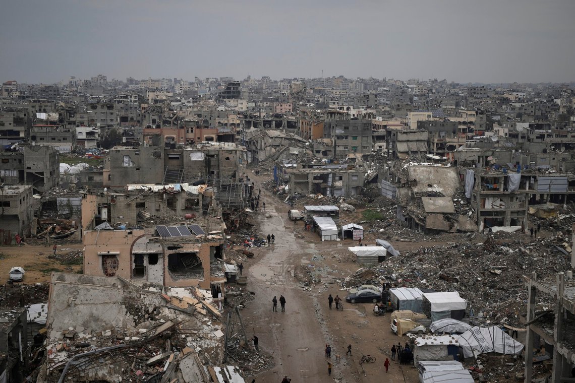 Palestinere spaserer blant ruinene av deres knuste boliger og andre bygninger i Zeitoun-nabolaget i Gaza by. Hamas har det fulle og hele ansvaret for katastrofen. Foto: Jehad Alshrafi / AP / NTB Palestinere spaserer blant ruinene av deres knuste boliger og andre bygninger i Zeitoun-nabolaget i Gaza by. Hamas har det fulle og hele ansvaret for katastrofen. Foto: Jehad Alshrafi / AP / NTB