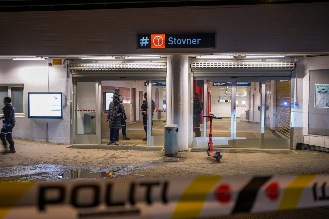 Oslo 20250317.
Nødetatene er på Stovner T-banestasjon etter melding om at en person er skutt, skal være alvorlig skadd og er kjørt til sykehus.
Foto: Terje Pedersen / NTB Oslo 20250317.
Nødetatene er på Stovner T-banestasjon etter melding om at en person er skutt, skal være alvorlig skadd og er kjørt til sykehus.
Foto: Terje Pedersen / NTB