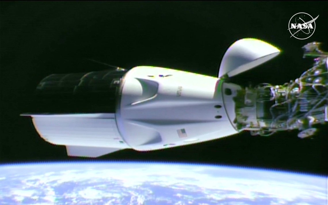 Elon Musks SpaceX-romkapsel Dragon, avbildet under et tidligere besøk til romstasjonen. Foto: Nasa / AP / NTB Elon Musks SpaceX-romkapsel Dragon, avbildet under et tidligere besøk til romstasjonen. Foto: Nasa / AP / NTB