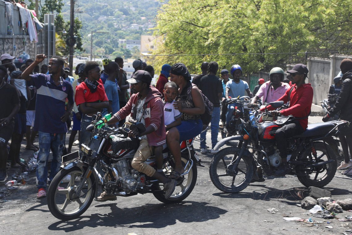 Demonstranter blokkerer en gate for å kreve at myndighetene griper inn mot gjengvold i Port-au-Prince, Haiti, 20. februar 2025. Foto: Odelyn Joseph, AP-NTB. Demonstranter blokkerer en gate for å kreve at myndighetene griper inn mot gjengvold i Port-au-Prince, Haiti, 20. februar 2025. Foto: Odelyn Joseph, AP-NTB.