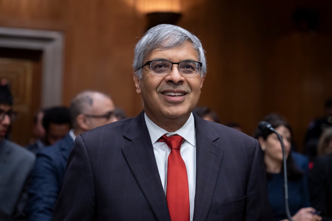 Dr. Jay Bhattacharya, president Donald Trumps valg som direktør for National Institutes of Health, møter i Senatets helse-, utdannings-, arbeids- og pensjonskomité for sin bekreftelseshøring, på Capitol Hill i Washington, 5. mars 2025. Foto: Ben Curtis, AP-NTB. Dr. Jay Bhattacharya, president Donald Trumps valg som direktør for National Institutes of Health, møter i Senatets helse-, utdannings-, arbeids- og pensjonskomité for sin bekreftelseshøring, på Capitol Hill i Washington, 5. mars 2025. Foto: Ben Curtis, AP-NTB.