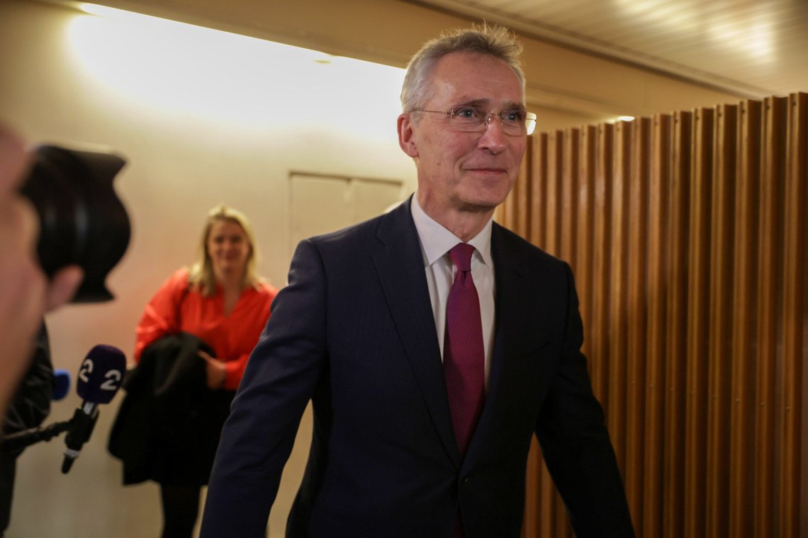 Finansminister Jens Stoltenberg (Ap) på vei inn til møte med de parlamentariske lederne på Stortinget for samtaler om Ukraina. Foto: Amanda Pedersen Giske / NTB Finansminister Jens Stoltenberg (Ap) på vei inn til møte med de parlamentariske lederne på Stortinget for samtaler om Ukraina. Foto: Amanda Pedersen Giske / NTB