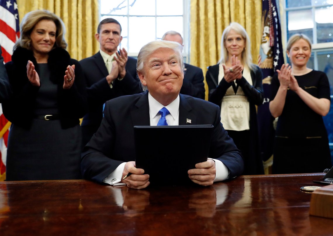USAs president Donald Trump har signert en rekke presidentordre siden han overtok. Foto: AP /Alex Brandon/ NTB USAs president Donald Trump har signert en rekke presidentordre siden han overtok. Foto: AP /Alex Brandon/ NTB