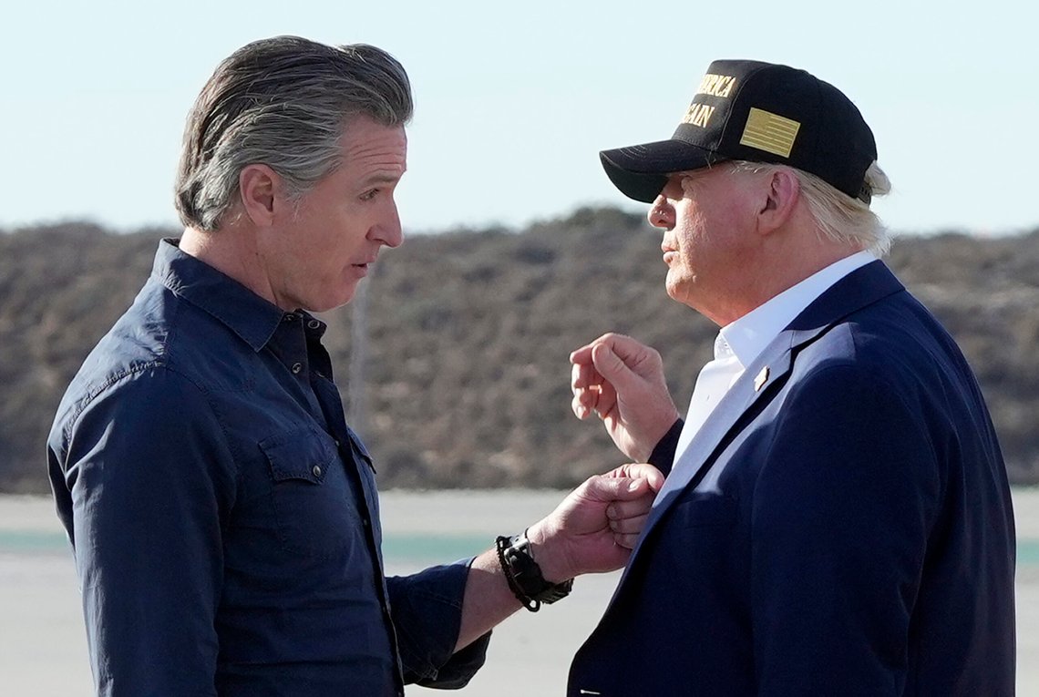 President Donald Trump snakker med Californias guvernør Gavin Newsom etter ankomst med Air Force One på Los Angeles internasjonale lufthavn i Los Angeles, fredag 24. januar 2025. Foto: AP /Mark Schiefelbein/ NTB President Donald Trump snakker med Californias guvernør Gavin Newsom etter ankomst med Air Force One på Los Angeles internasjonale lufthavn i Los Angeles, fredag 24. januar 2025. Foto: AP /Mark Schiefelbein/ NTB