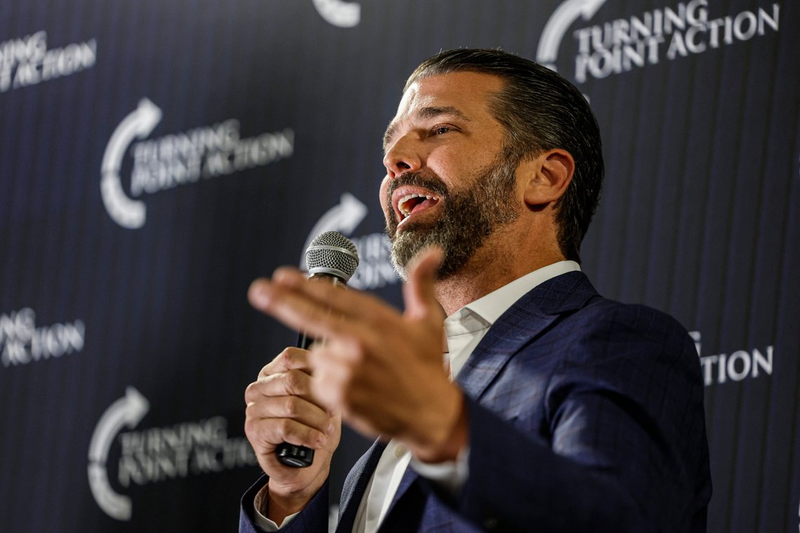 Donald Trump jr. taler under et folkemøte i regi av Turning Point USA i Wisconsin mandag 17. mars 2025. Foto: AP /Jeffrey Phelps/ NTB Donald Trump jr. taler under et folkemøte i regi av Turning Point USA i Wisconsin mandag 17. mars 2025. Foto: AP /Jeffrey Phelps/ NTB