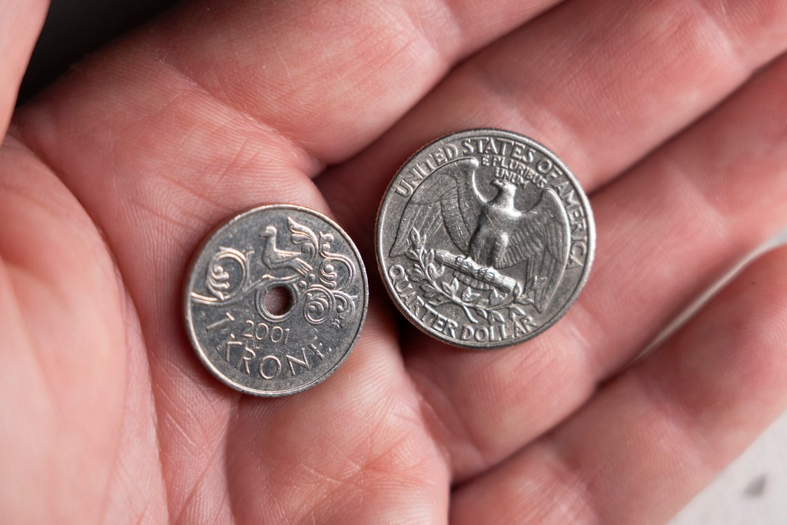 Oslo 20241109.
Illustrasjonsbilde av en hånd med en amerikansk kvart dollar mynt (quarter dollar) og en norsk krone mynt.
Foto: Erik Flaaris Johansen / NTB Oslo 20241109.
Illustrasjonsbilde av en hånd med en amerikansk kvart dollar mynt (quarter dollar) og en norsk krone mynt.
Foto: Erik Flaaris Johansen / NTB