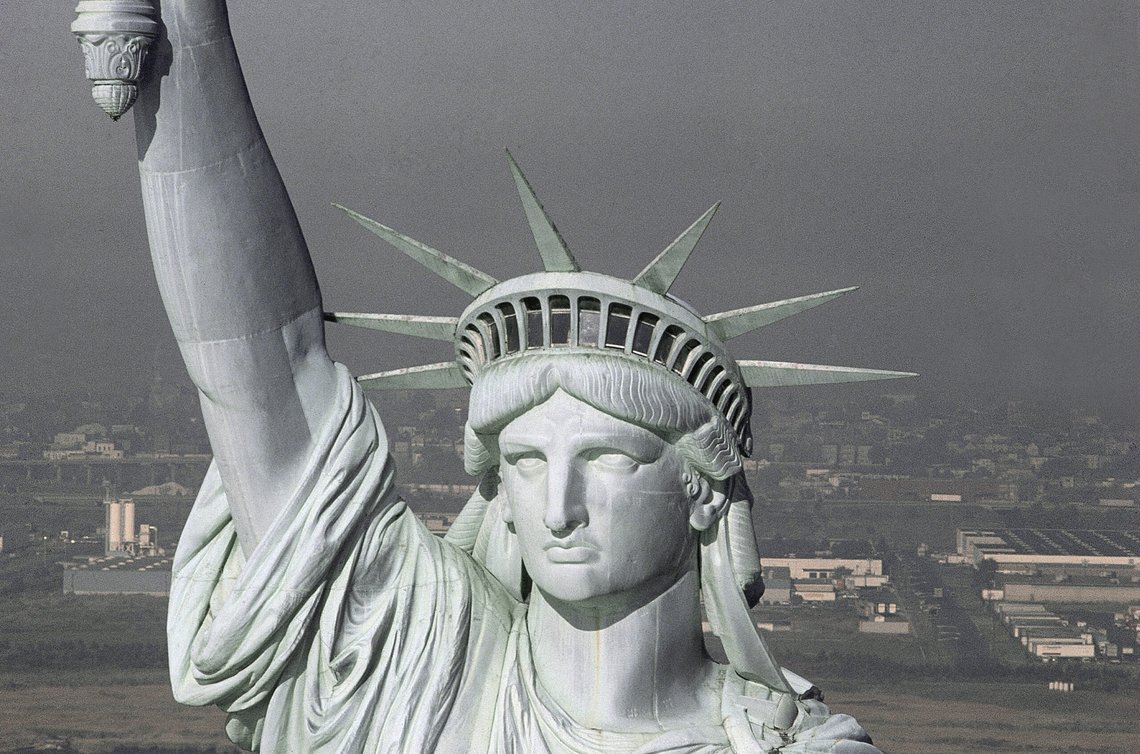 Frihetsgudinnen i New Yorks havn i 1983, sett fra luften og viser forurensningsskader. Foto: AP/NTB Frihetsgudinnen i New Yorks havn i 1983, sett fra luften og viser forurensningsskader. Foto: AP/NTB