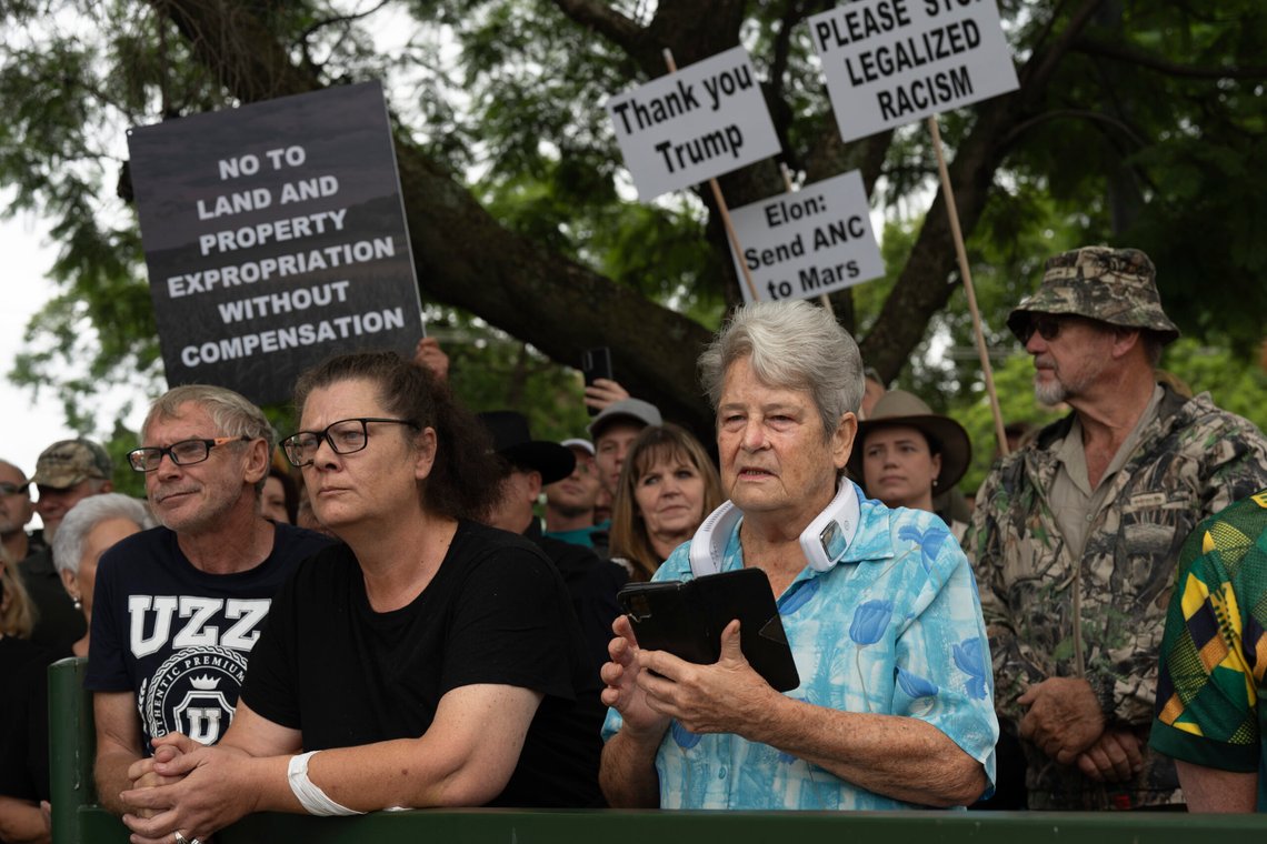 Hvite sørafrikanere demonstrerer til støtte for USAs president Donald Trump foran den amerikanske ambassaden i Pretoria, Sør-Afrika, 15. februar 2025. Foto: Jerome Delay, AP-NTB. Hvite sørafrikanere demonstrerer til støtte for USAs president Donald Trump foran den amerikanske ambassaden i Pretoria, Sør-Afrika, 15. februar 2025. Foto: Jerome Delay, AP-NTB.
