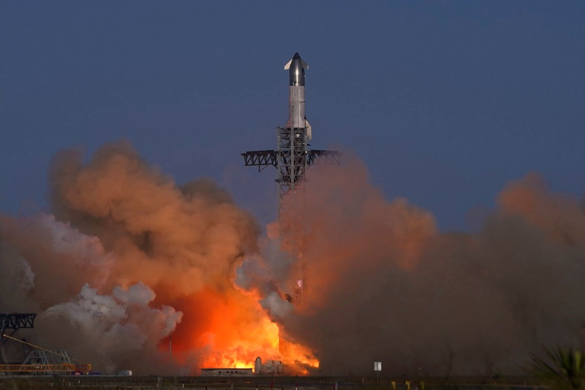 SpaceX-raketten Starship under en test tidligere i mars. Foto: Eric Gay / AP / NTB SpaceX-raketten Starship under en test tidligere i mars. Foto: Eric Gay / AP / NTB
