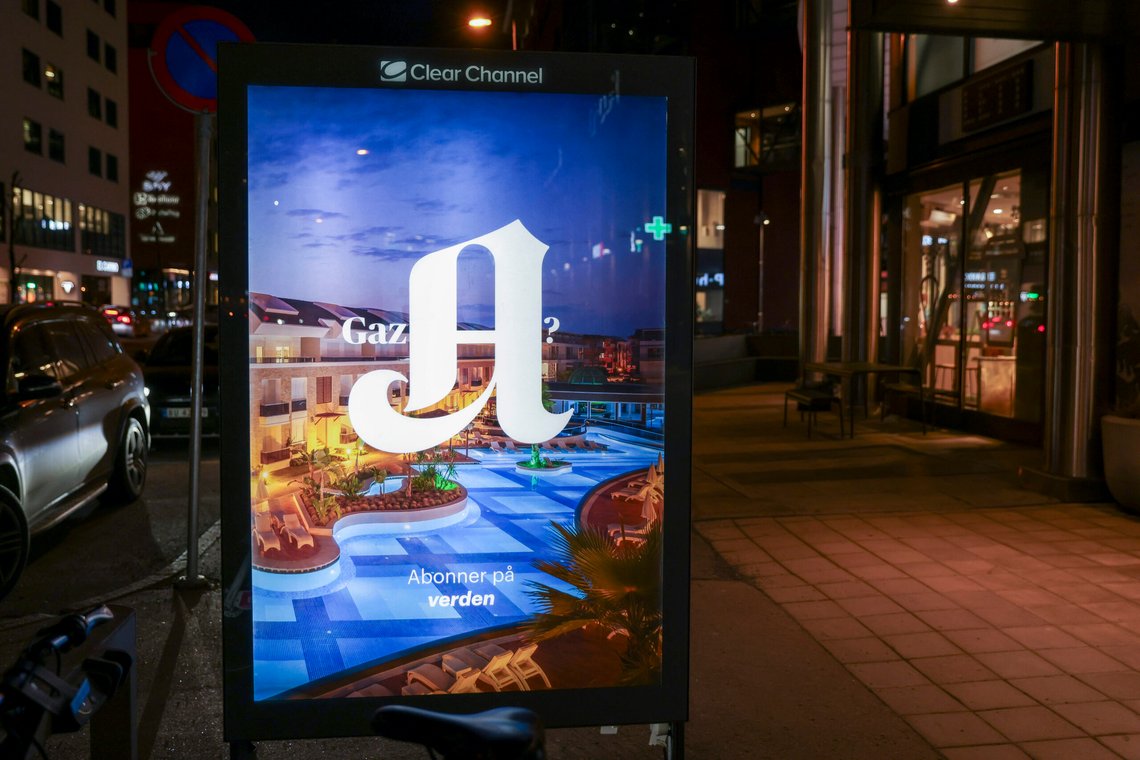 Oslo 20250305.
Plakatene med Aftenposten-logoen som del av ordet "Gaza" og et svømmebasseng i bakgrunn har fått hard kritikk. Nå trekkes reklamen.
Foto: Amanda Pedersen Giske / NTB Oslo 20250305.
Plakatene med Aftenposten-logoen som del av ordet "Gaza" og et svømmebasseng i bakgrunn har fått hard kritikk. Nå trekkes reklamen.
Foto: Amanda Pedersen Giske / NTB