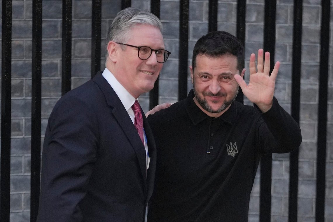 Storbritannias statsminister Keir Starmer og Ukrainas president Volodymyr Zelenskyj i London Også Frankrikes president Emmanuel Macron var involvert i samtalene om en løsning på Ukraina-krisen. Foto: AP / NTB Les mindre Storbritannias statsminister Keir Starmer og Ukrainas president Volodymyr Zelenskyj i London Også Frankrikes president Emmanuel Macron var involvert i samtalene om en løsning på Ukraina-krisen. Foto: AP / NTB Les mindre