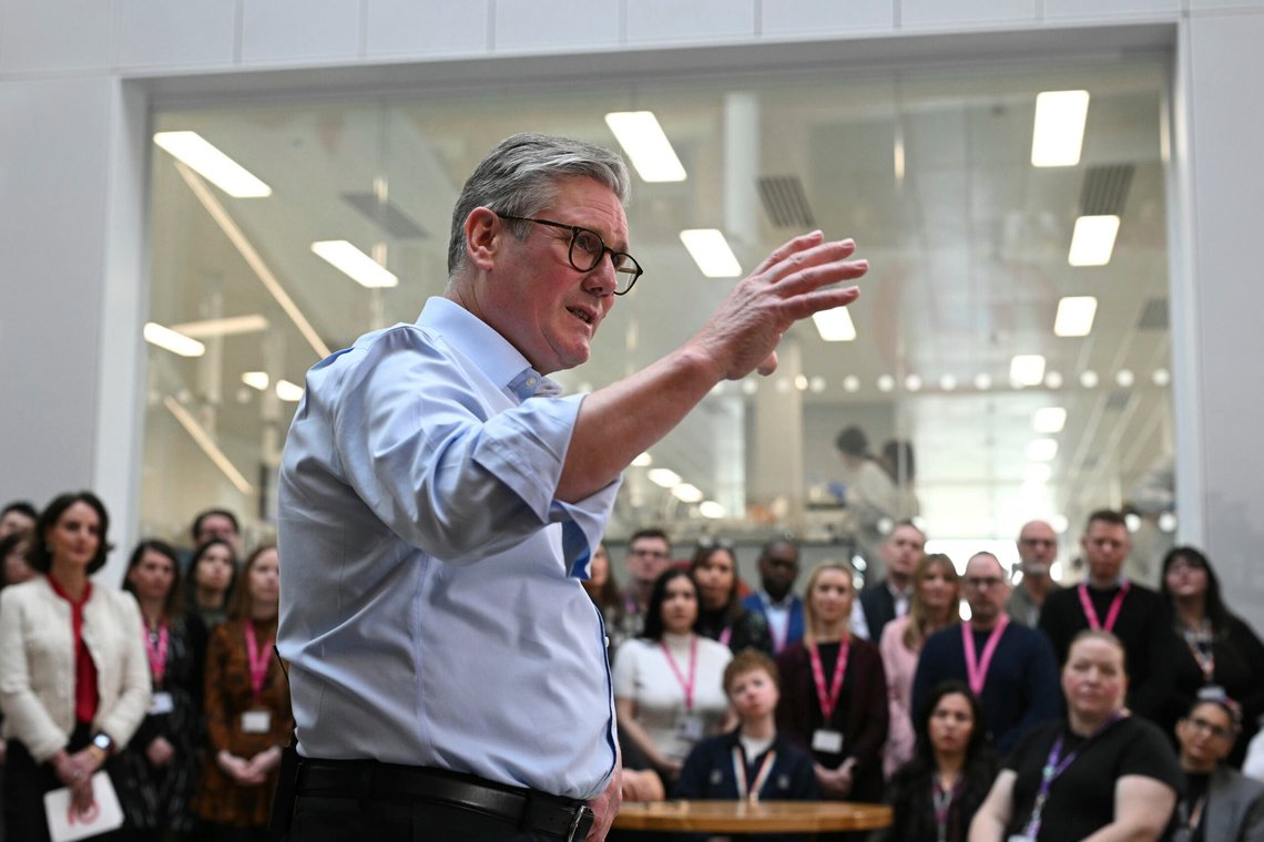 Storbritannias statsminister Keir Starmer holdt en tale om planene for å reformere offentlig tjeneste, under et besøk hos Reckitt Benckiser Health Care UK Ltd i Kingston upon Hull. Foto: Oli Scarff/ AP/ NTB Storbritannias statsminister Keir Starmer holdt en tale om planene for å reformere offentlig tjeneste, under et besøk hos Reckitt Benckiser Health Care UK Ltd i Kingston upon Hull. Foto: Oli Scarff/ AP/ NTB