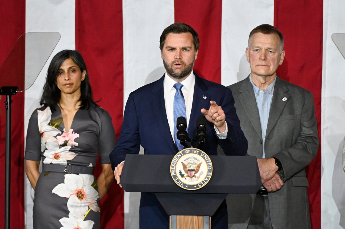 Visepresident J.D. Vance taler på et møte om «Amerikas industrielle gjenoppblomstring», mens han er flankert av sin kone, Usha Vance, og Vantage Plastics-president Paul Aultman på Vantage Plastics i Bay City, Michigan. Foto: AP /Jose Juarez/ NTB Visepresident J.D. Vance taler på et møte om «Amerikas industrielle gjenoppblomstring», mens han er flankert av sin kone, Usha Vance, og Vantage Plastics-president Paul Aultman på Vantage Plastics i Bay City, Michigan. Foto: AP /Jose Juarez/ NTB