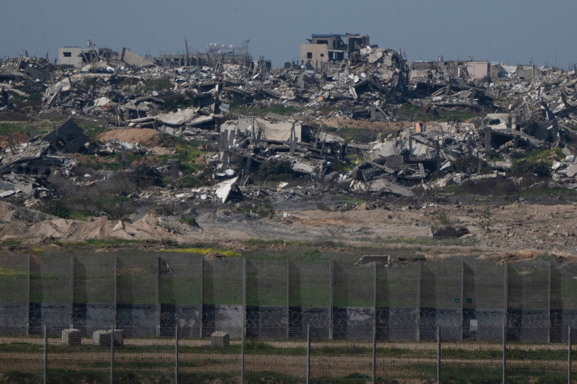 Ødelagte bygninger på Gazastripen sett fra den sørlige delen av Israel. Foto: Leo Correa / AP / NTB Ødelagte bygninger på Gazastripen sett fra den sørlige delen av Israel. Foto: Leo Correa / AP / NTB