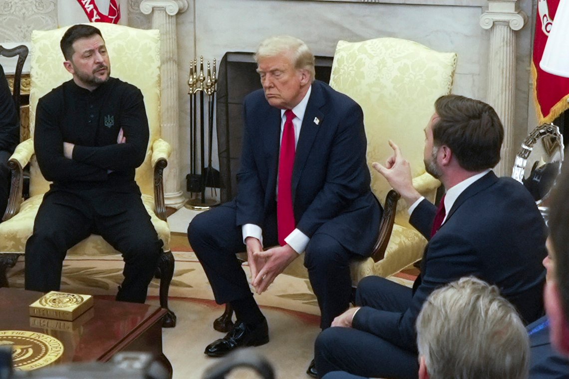 Ukrainas president Volodymyr Zelenskyj under et lite vellykket møte med USAs president Donald Trump og hans visepresident J.D. Vance. Foto: Mstyslav Tsjernov / AP / NTB Ukrainas president Volodymyr Zelenskyj under et lite vellykket møte med USAs president Donald Trump og hans visepresident J.D. Vance. Foto: Mstyslav Tsjernov / AP / NTB