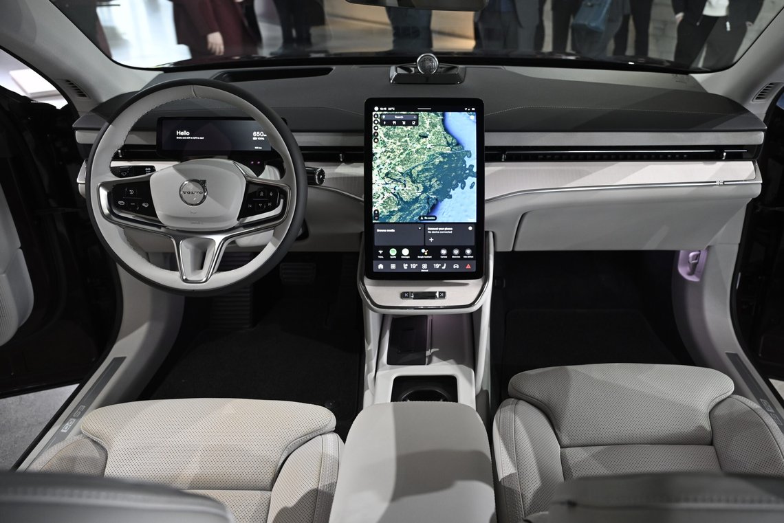 STOCKHOLM, SVERIGE 20250305
Volvo presenterar sin nya elbil ES90 vid ett event på Artipelag på Värmdö utanför Stockholm på onsdagen. Med lanseringen introducerar Volvo sin första elbil baserad på en 800-voltsplattform vilket bland annat innebär en ännu snabbare laddning.
Foto: Anders Wiklund / TT / Kod 10040 STOCKHOLM, SVERIGE 20250305
Volvo presenterar sin nya elbil ES90 vid ett event på Artipelag på Värmdö utanför Stockholm på onsdagen. Med lanseringen introducerar Volvo sin första elbil baserad på en 800-voltsplattform vilket bland annat innebär en ännu snabbare laddning.
Foto: Anders Wiklund / TT / Kod 10040