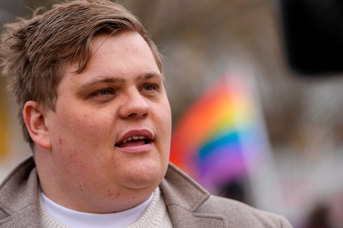 Oslo 20250328.
AUF-leder Gaute Børstad Skjerve taler til flere titalls demonstranter som aksjonerer utenfor Ungarns ambassade i Oslo mot forbudet av Pride-parader i Ungarn. Det er Oslo Pride og flere andre organisasjone som arrangerer.
Foto: Lise Åserud / NTB Oslo 20250328.
AUF-leder Gaute Børstad Skjerve taler til flere titalls demonstranter som aksjonerer utenfor Ungarns ambassade i Oslo mot forbudet av Pride-parader i Ungarn. Det er Oslo Pride og flere andre organisasjone som arrangerer.
Foto: Lise Åserud / NTB
