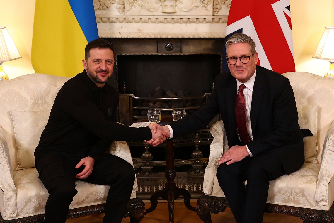 Starmer vil beholde et godt forhold både til Zelenskyj og Trump. Den utskjelte britiske statsministeren fremstår nå omtrent som Europas fremste statsmann. Foto: AP / NTB Starmer vil beholde et godt forhold både til Zelenskyj og Trump. Den utskjelte britiske statsministeren fremstår nå omtrent som Europas fremste statsmann. Foto: AP / NTB