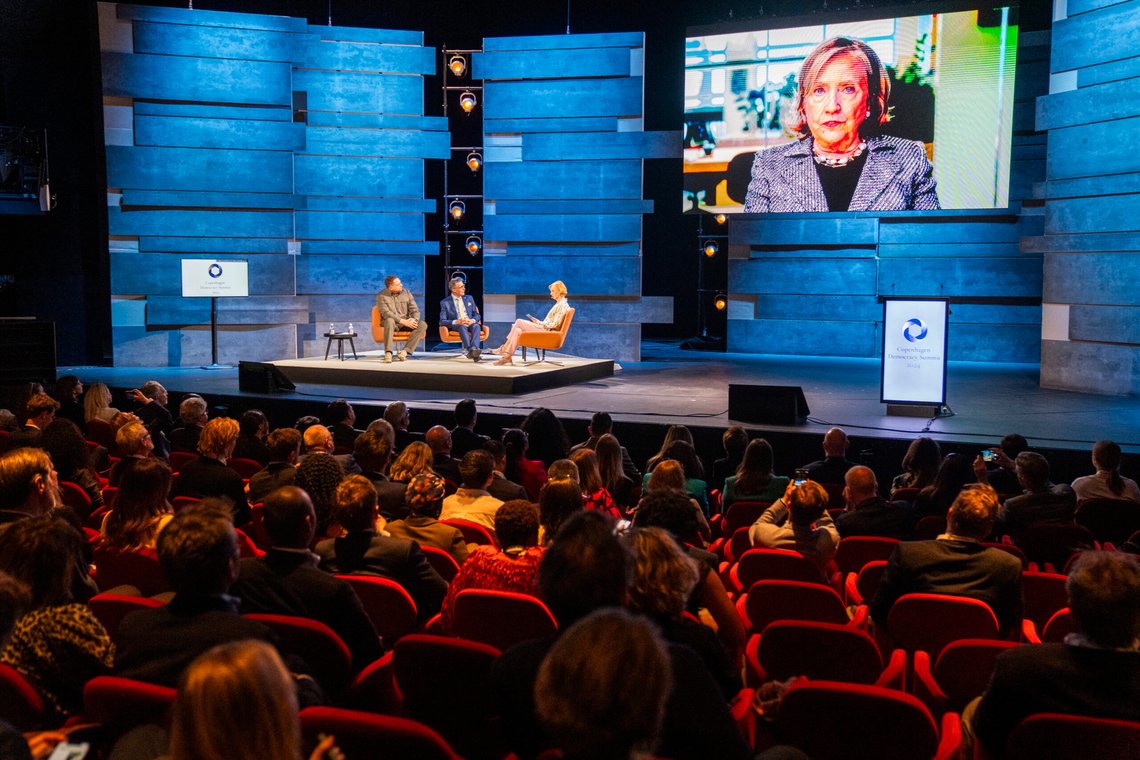 Hillary Clinton på videolink og stabschef for Ukraines præsidentkontor Andriy Yermak og Anders Fogh Rasmussen på scenen ved demokratitopmødet Copenhagen Democracy Summit i Skuespilhuset i København, tirsdag den 14. maj 2024. Det er syvende gang, at demokratitopmødet Copenhagen Democracy Summit afholdes.. (Foto: Ida Marie Odgaard/Ritzau Scanpix) Hillary Clinton på videolink og stabschef for Ukraines præsidentkontor Andriy Yermak og Anders Fogh Rasmussen på scenen ved demokratitopmødet Copenhagen Democracy Summit i Skuespilhuset i København, tirsdag den 14. maj 2024. Det er syvende gang, at demokratitopmødet Copenhagen Democracy Summit afholdes.. (Foto: Ida Marie Odgaard/Ritzau Scanpix)