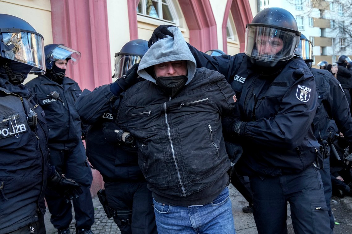 Tysk politi har travle dager. 2024 ble et rekårdår når det gjaldt voldskriminalitet. Ofte er det folk uten tysk pass som står bak. Foto: AP /Ebrahim Noroozi/ NTB Tysk politi har travle dager. 2024 ble et rekårdår når det gjaldt voldskriminalitet. Ofte er det folk uten tysk pass som står bak. Foto: AP /Ebrahim Noroozi/ NTB