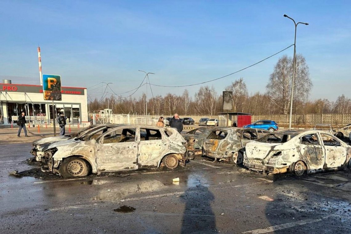 Utbrente bilvrak i Domodedovo utenfor Moskva etter nattens ukrainske droneangrep. Foto: Vorobjevs Telegram-konto via AP / NTB Utbrente bilvrak i Domodedovo utenfor Moskva etter nattens ukrainske droneangrep. Foto: Vorobjevs Telegram-konto via AP / NTB