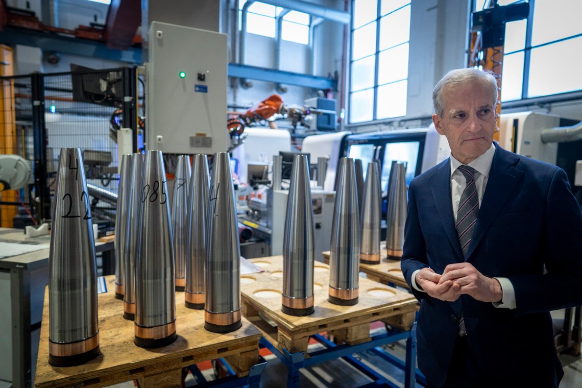Statsminister Jonas Gahr Støre (Ap) besøker Nammo på Raufoss. Foto: Heiko Junge / NTB Statsminister Jonas Gahr Støre (Ap) besøker Nammo på Raufoss. Foto: Heiko Junge / NTB