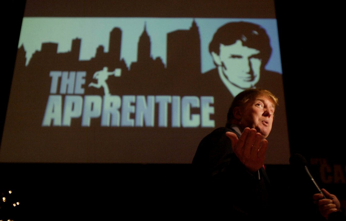 Donald Trump intervjues i forbindelse med TV-programmet «The Apprentice» i 2004. TV-programmet som gjorde USAs president til et verdenskjent navn, kommer nå på Amazon Prime. Foto: Ric Francis / AP / NTB Donald Trump intervjues i forbindelse med TV-programmet «The Apprentice» i 2004. TV-programmet som gjorde USAs president til et verdenskjent navn, kommer nå på Amazon Prime. Foto: Ric Francis / AP / NTB