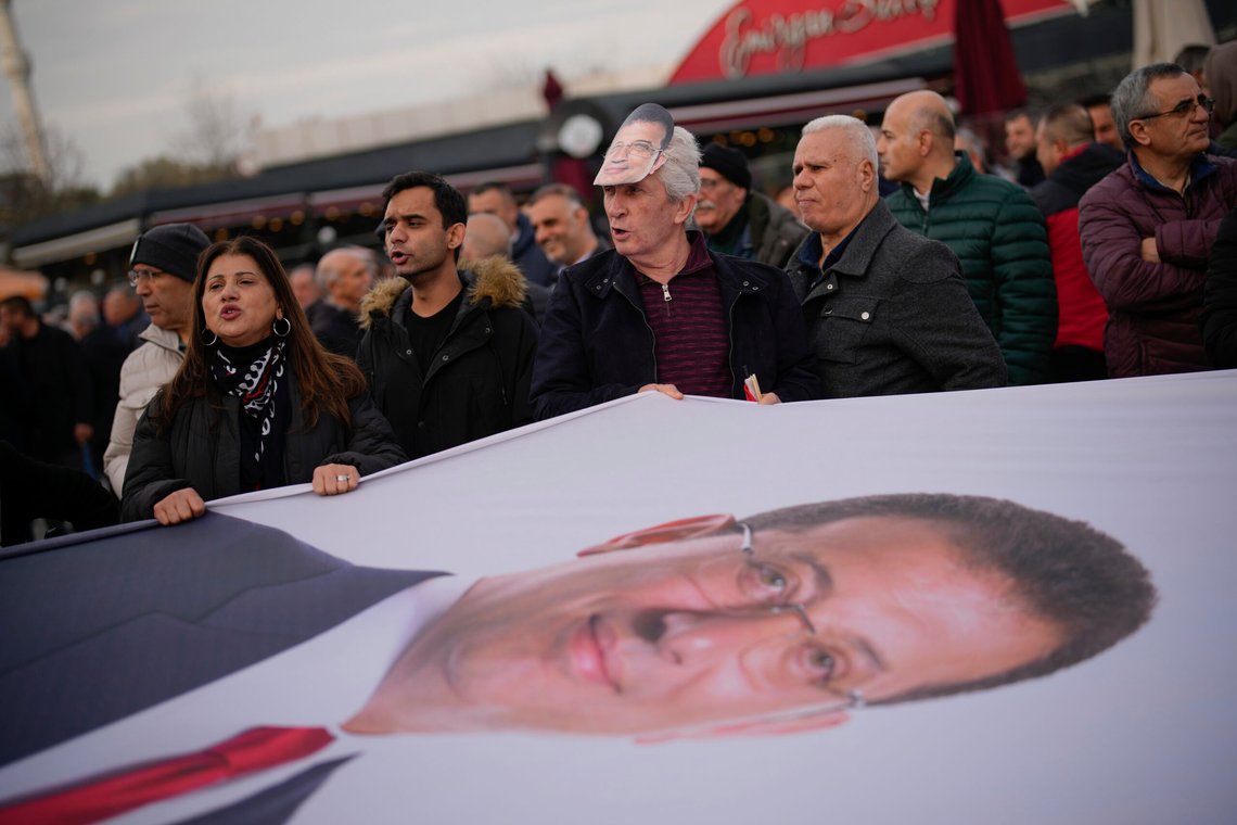 Istanbul's Mayor Ekrem Imamoglu supporters shout slogans as they gather in front of the Istanbul courthouse, in Istanbul, Turkey, Friday, Jan. 31, 2025. (AP Photo/Emrah Gurel) Istanbul's Mayor Ekrem Imamoglu supporters shout slogans as they gather in front of the Istanbul courthouse, in Istanbul, Turkey, Friday, Jan. 31, 2025. (AP Photo/Emrah Gurel)