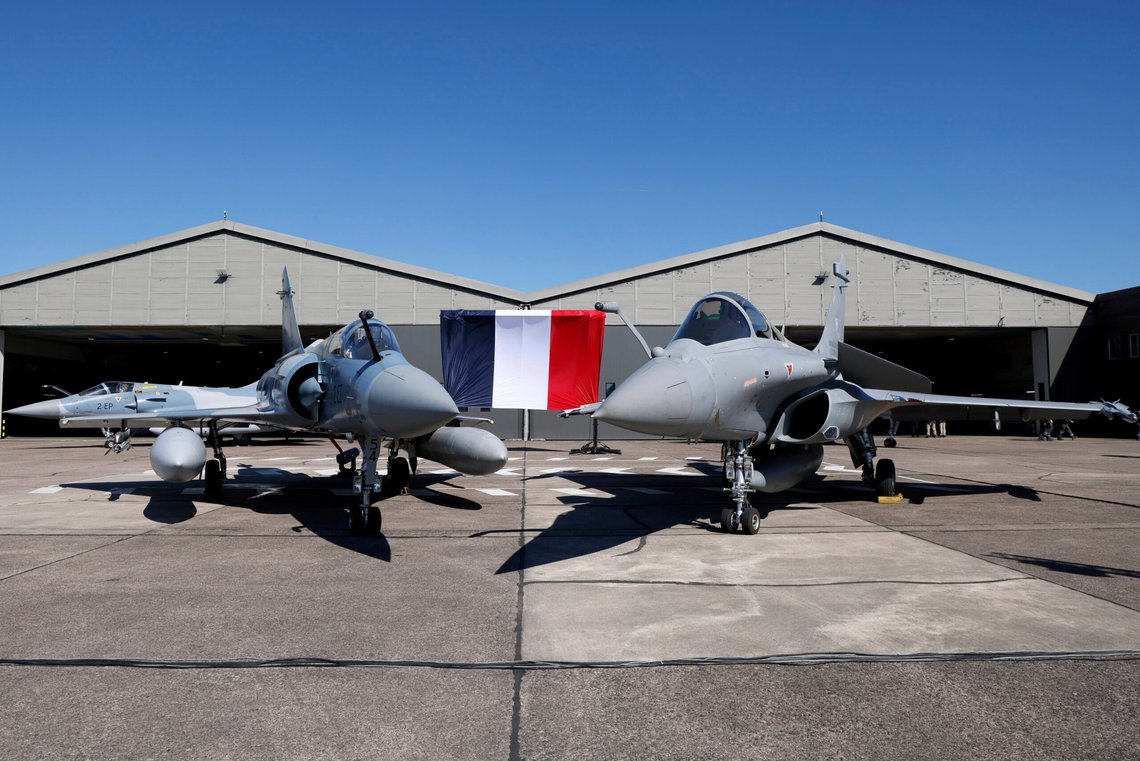 I tillegg til kampflyet Rafale (til høyre) står Dassault også bak en rekke andre militære og sivile fly, inkludert Mirage 2000 (til venstre) Foto: Ludovic Maris / AP / NTB I tillegg til kampflyet Rafale (til høyre) står Dassault også bak en rekke andre militære og sivile fly, inkludert Mirage 2000 (til venstre) Foto: Ludovic Maris / AP / NTB