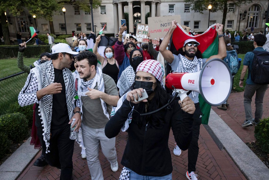 Palestinske støttespillere, inkludert Mahmoud Khalil (nummer to fra venstre) demonstrerer under en protest på Columbia University i New York, torsdag 12. oktober 2023. Foto: AP /Yuki Iwamura/ NTB Palestinske støttespillere, inkludert Mahmoud Khalil (nummer to fra venstre) demonstrerer under en protest på Columbia University i New York, torsdag 12. oktober 2023. Foto: AP /Yuki Iwamura/ NTB