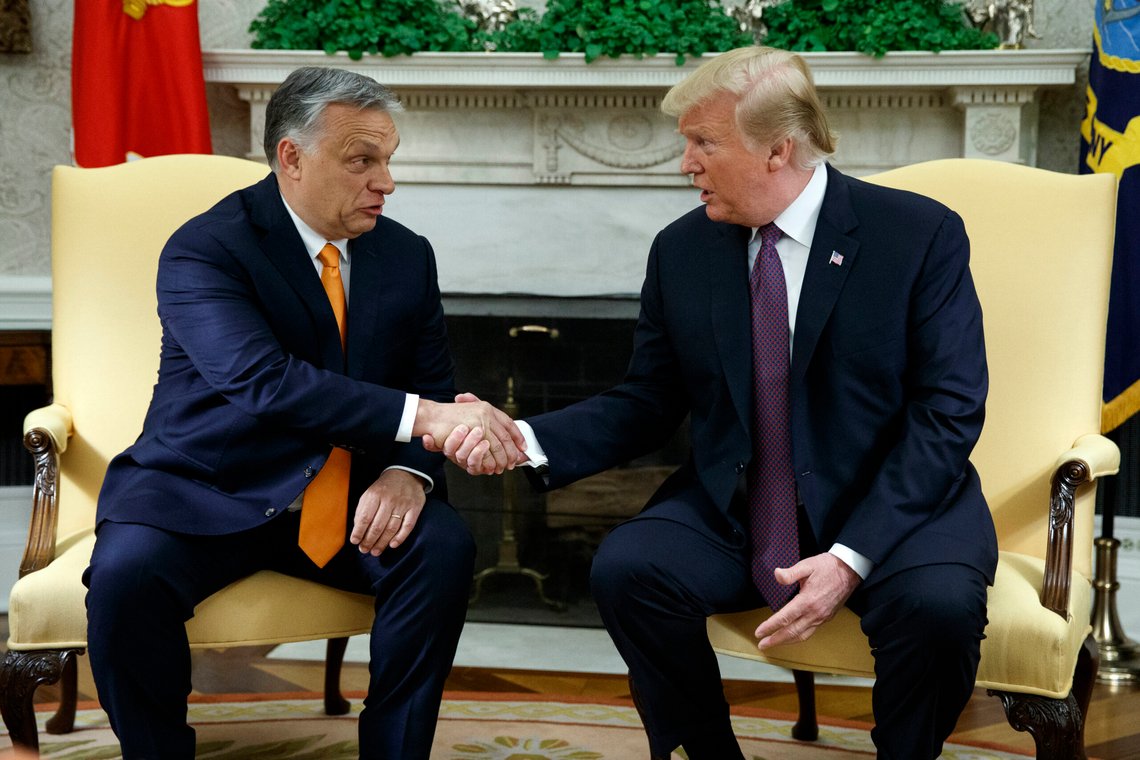 Ungarns statsminister Viktor Orbán har et godt forhold til USAs president Donald Trump, noe som er til fordel for landet han styrer. Foto: AP /Evan Vucci/ NTB Ungarns statsminister Viktor Orbán har et godt forhold til USAs president Donald Trump, noe som er til fordel for landet han styrer. Foto: AP /Evan Vucci/ NTB