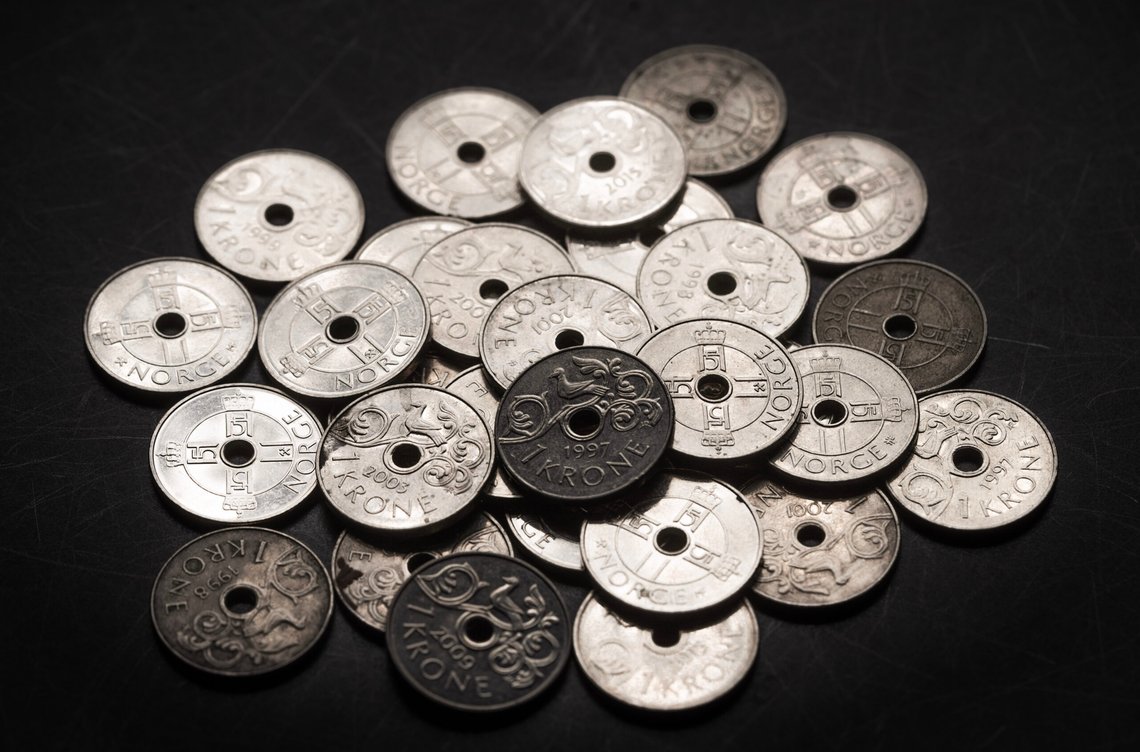 Oslo 20240910.
1 krone, Èn krone, krona, valuta, kroner, kronekurs, svak krone, mynter, økonomi, valutakurs, sparing, enkronestykke, den norske krona, den norske kronen, norsk krone.
Foto: Ole Berg-Rusten / NTB Oslo 20240910.
1 krone, Èn krone, krona, valuta, kroner, kronekurs, svak krone, mynter, økonomi, valutakurs, sparing, enkronestykke, den norske krona, den norske kronen, norsk krone.
Foto: Ole Berg-Rusten / NTB