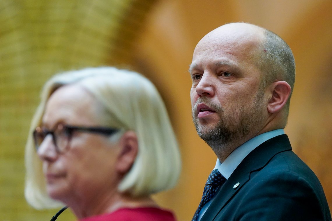 Oslo 20250130.
Finansminister Trygve Slagsvold Vedum og Marit Arnstad (Sp) under en pressekonferanse i Vandrehallen på Stortinget i Oslo torsdag.
Foto: Håkon Mosvold Larsen / NTB Oslo 20250130.
Finansminister Trygve Slagsvold Vedum og Marit Arnstad (Sp) under en pressekonferanse i Vandrehallen på Stortinget i Oslo torsdag.
Foto: Håkon Mosvold Larsen / NTB