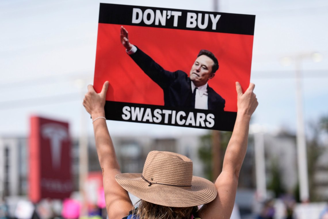 Jennifer Walker står sammen med andre demonstranter under en protest mot bilprodusentens milliardærsjef, Elon Musk nær en Tesla-forhandler, lørdag 8. mars 2025, i Decatur, Georgia. Foto: AP/Mike Stewart/NTB Jennifer Walker står sammen med andre demonstranter under en protest mot bilprodusentens milliardærsjef, Elon Musk nær en Tesla-forhandler, lørdag 8. mars 2025, i Decatur, Georgia. Foto: AP/Mike Stewart/NTB