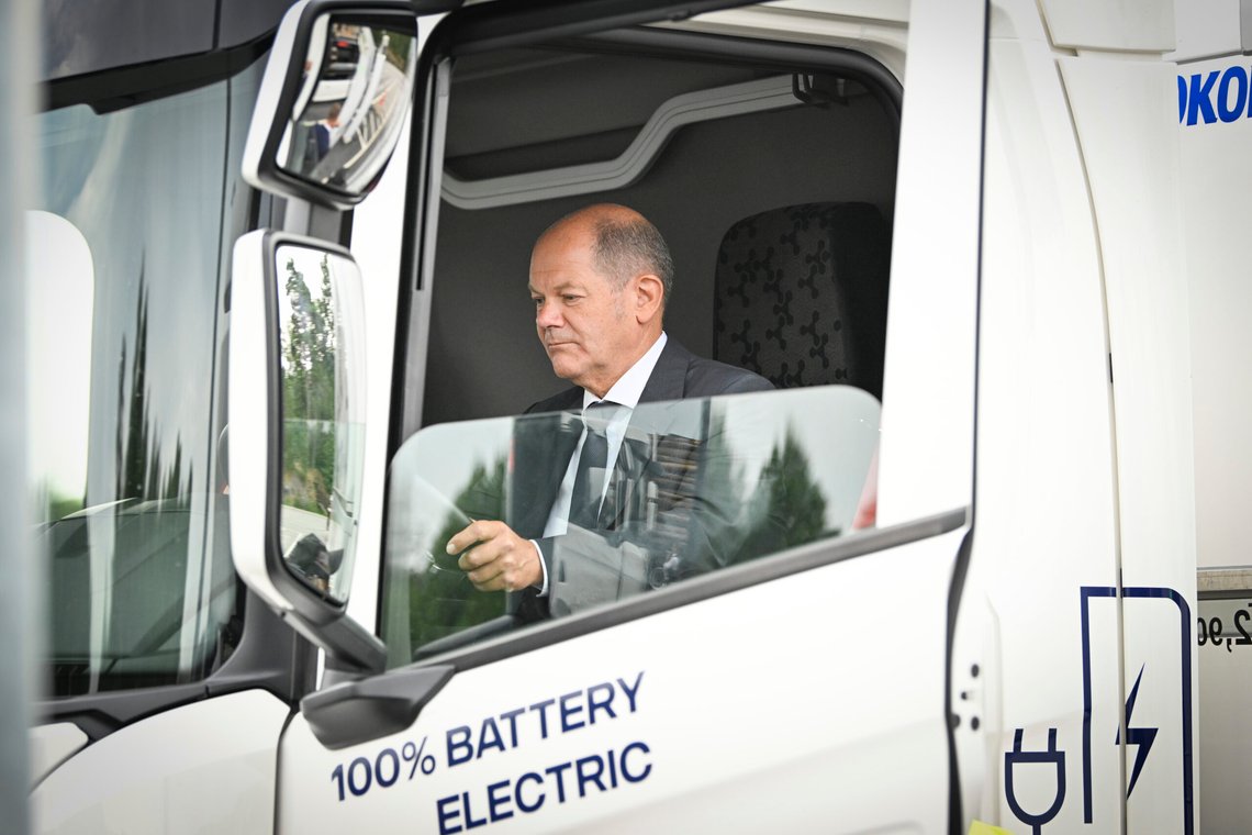 STOCKHOLM 20220816
Tysklands förbundskansler Olaf Scholz i en lastbilshytt då han besöker Scania i Södertälje tillsammans med statsminister Magdalena Andersson .
Foto: Henrik Montgomery/TT kod 10060 STOCKHOLM 20220816
Tysklands förbundskansler Olaf Scholz i en lastbilshytt då han besöker Scania i Södertälje tillsammans med statsminister Magdalena Andersson .
Foto: Henrik Montgomery/TT kod 10060